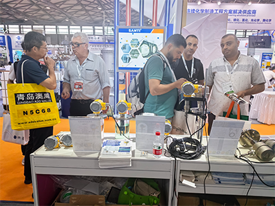 On-site staff explain the on-line viscometer products to customersjpg On-site staff explain the on-line viscometer products to customersjpg